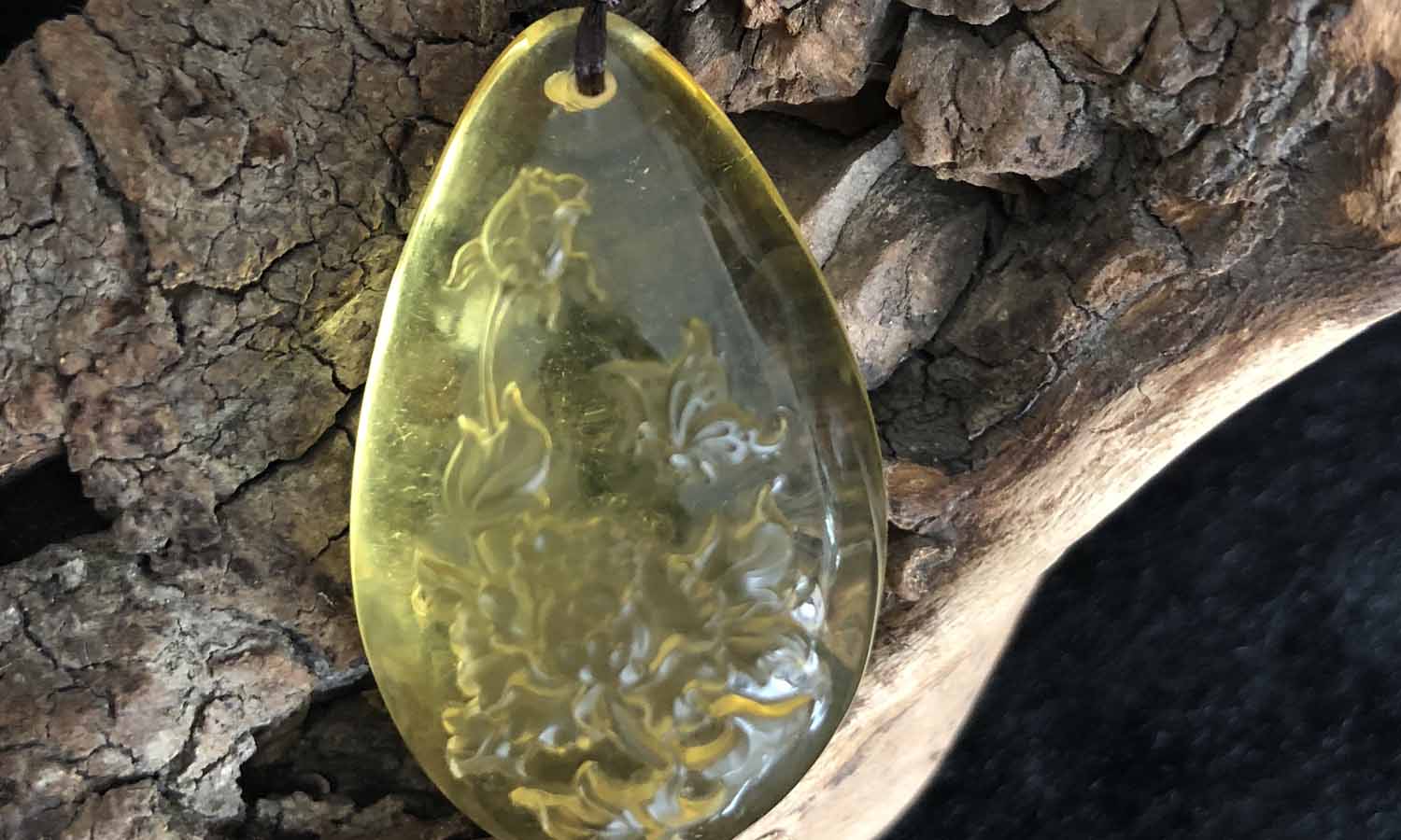 金琥珀蝶恋花项链